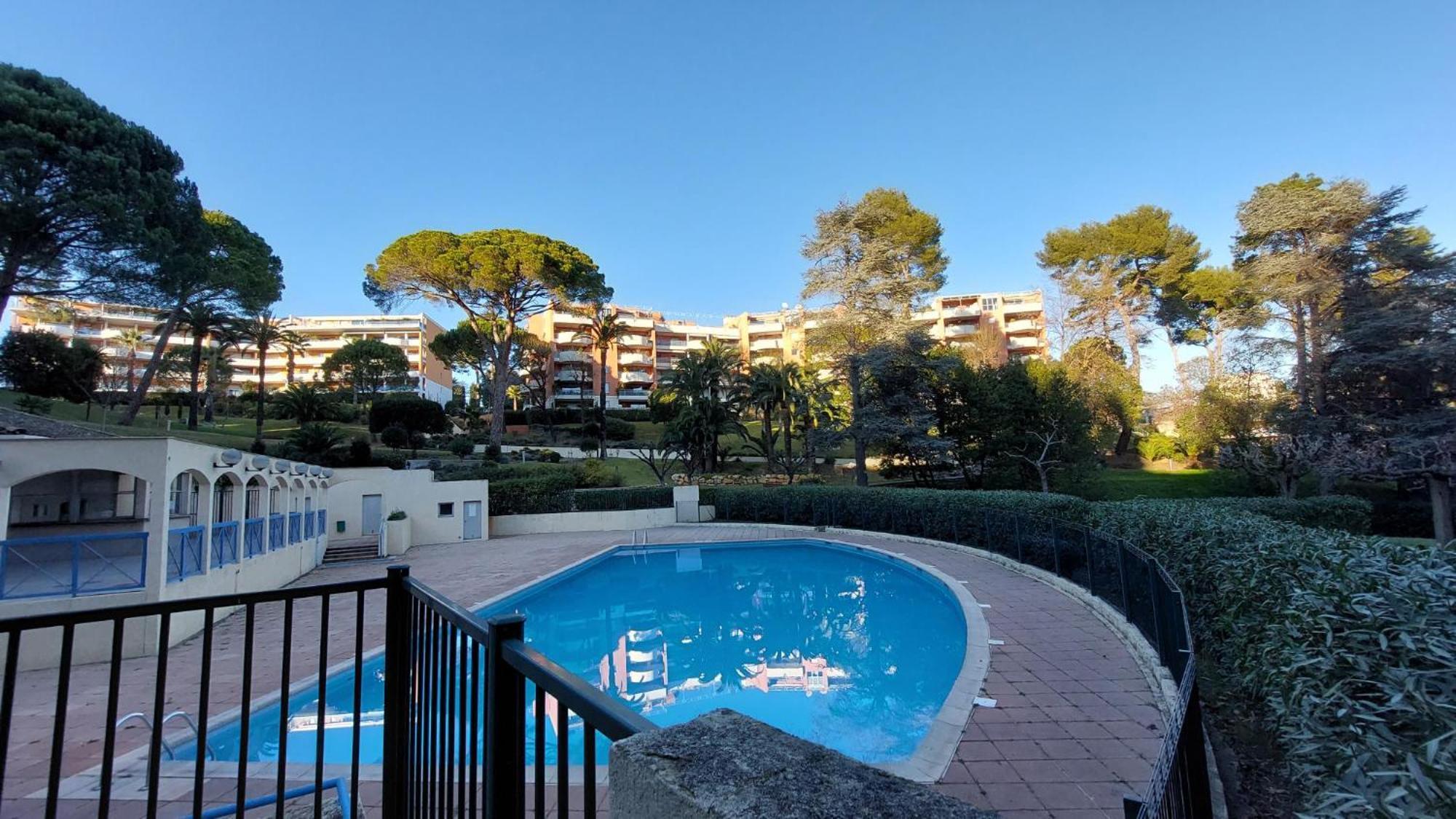 Charmant Appartement Residentiel Avec Terrasse, Jardin Privatif Et Piscine A Cannes 戛纳 外观 照片